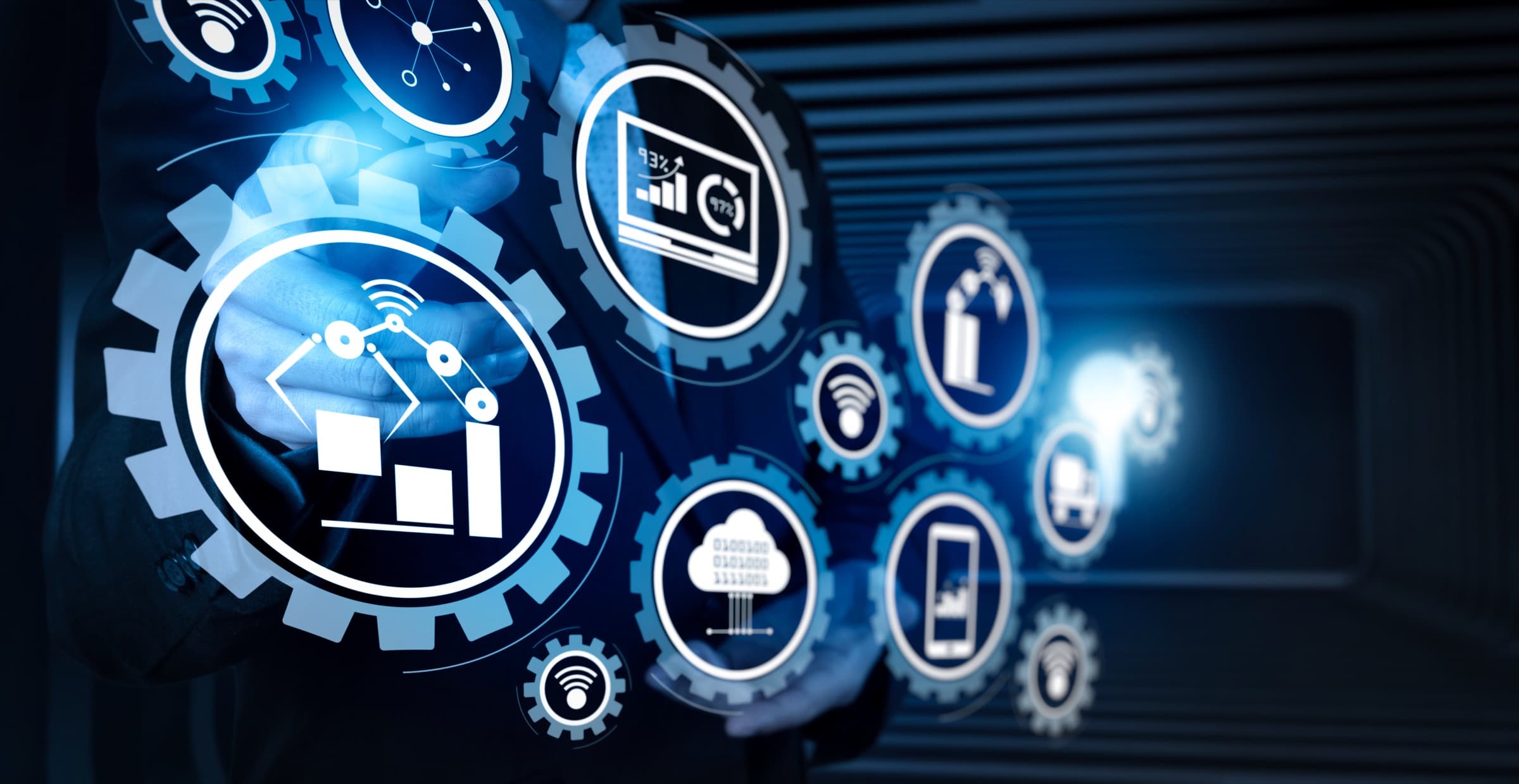 Interfaz de engranajes conectados con iconos de datos, nube y sensores, símbolo de la digitalización industrial